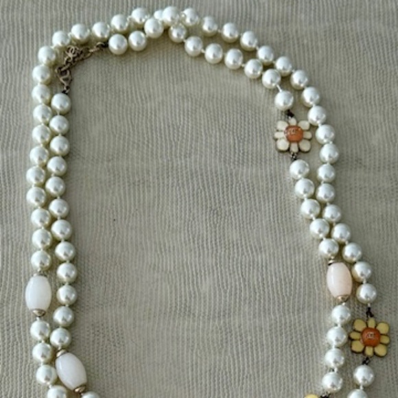 CAMELLIA LOGO FAUX PEARL LONG NECKLACE 26" - Picture 4 of 6